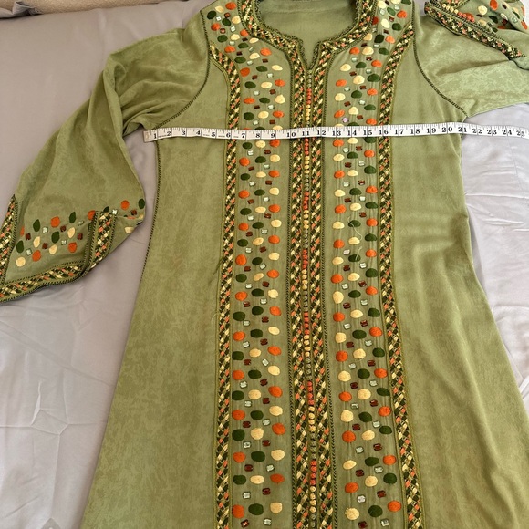 Vintage Moroccan Green Kaftan with Orange Embroideries. Size 16 - Picture 8 of 12